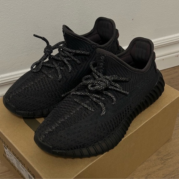 BLACK YEEZYS - Picture 2 of 4